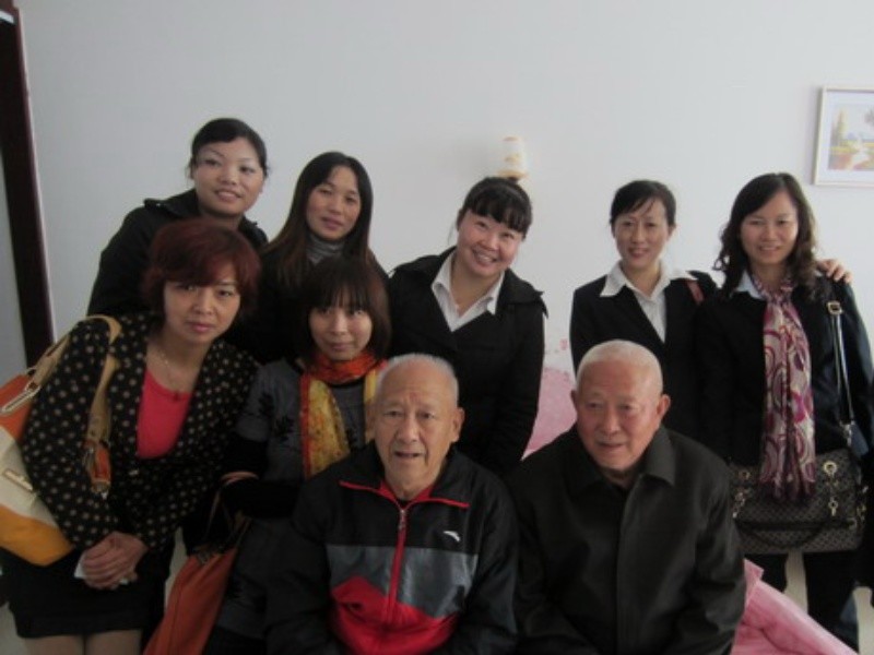 
     Empleados de XMBAG visitaron a ancianos y niños en el Double Ninth Festival
    